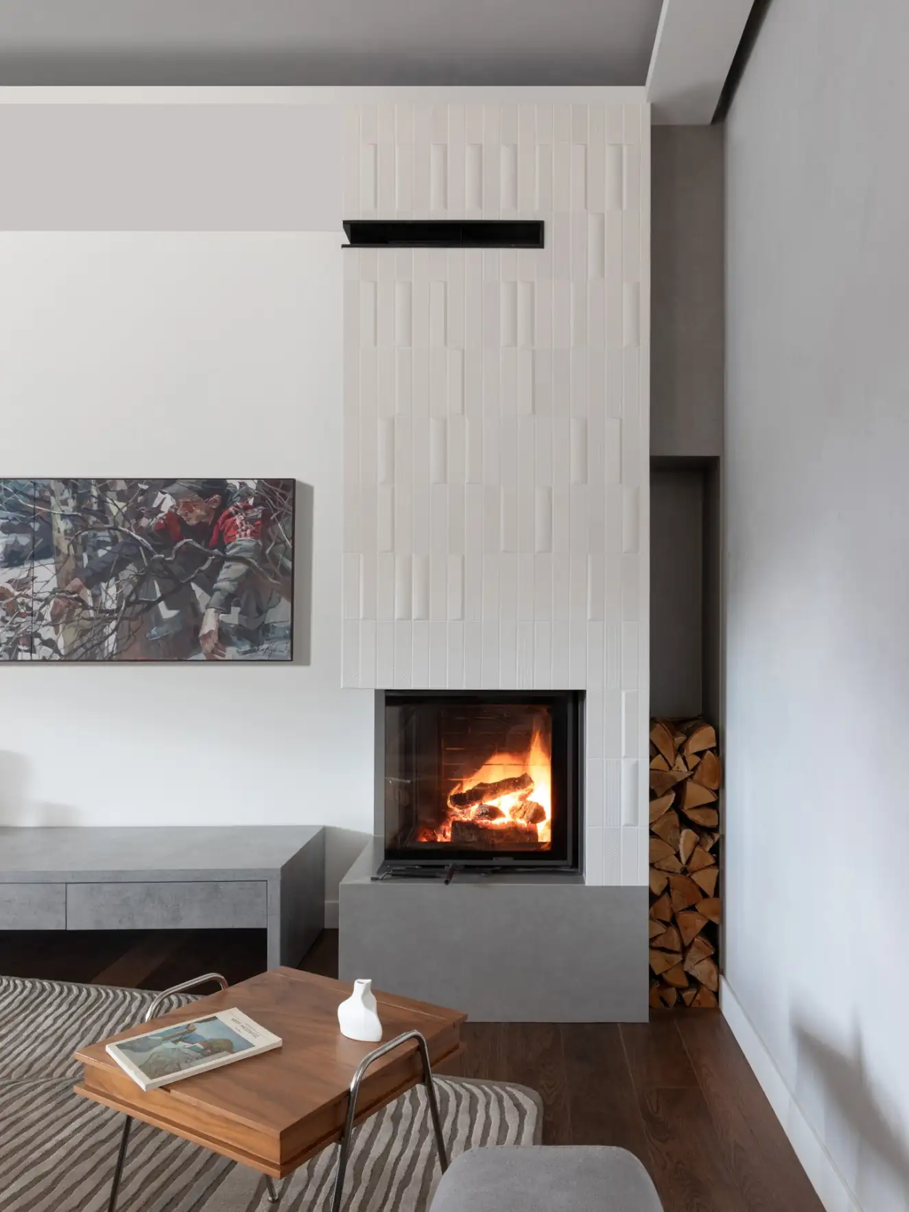 Világos árnyalatok és természetes textúrák egy vidéki ház enteriőrjében