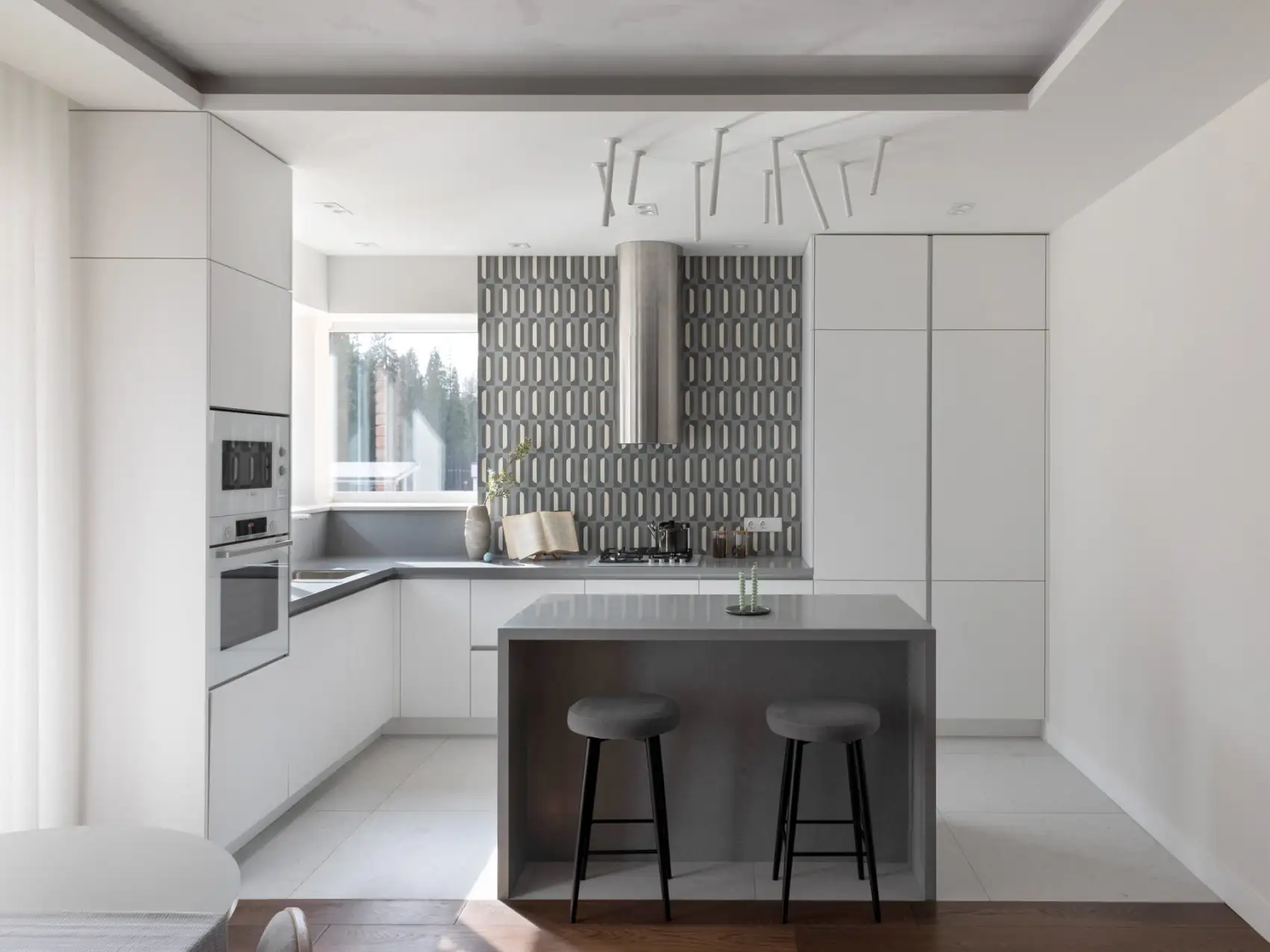 Világos árnyalatok és természetes textúrák egy vidéki ház enteriőrjében