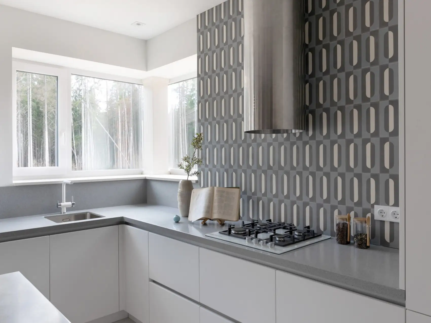 Világos árnyalatok és természetes textúrák egy vidéki ház enteriőrjében