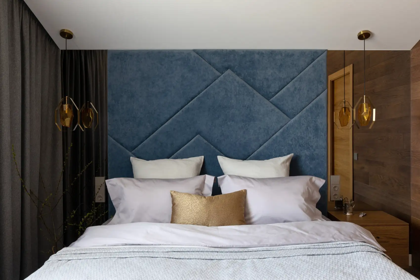 Világos árnyalatok és természetes textúrák egy vidéki ház enteriőrjében