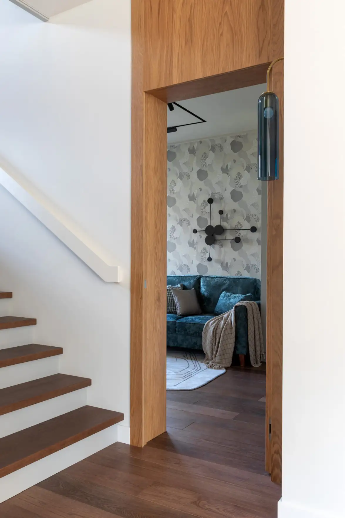 Világos árnyalatok és természetes textúrák egy vidéki ház enteriőrjében