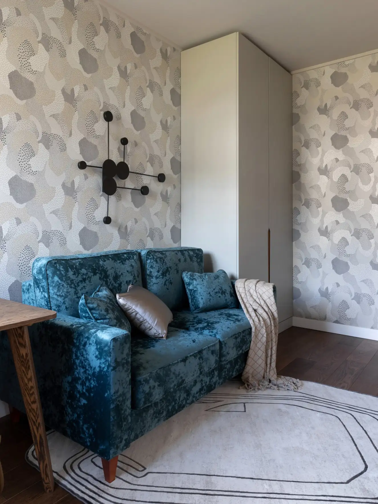 Világos árnyalatok és természetes textúrák egy vidéki ház enteriőrjében