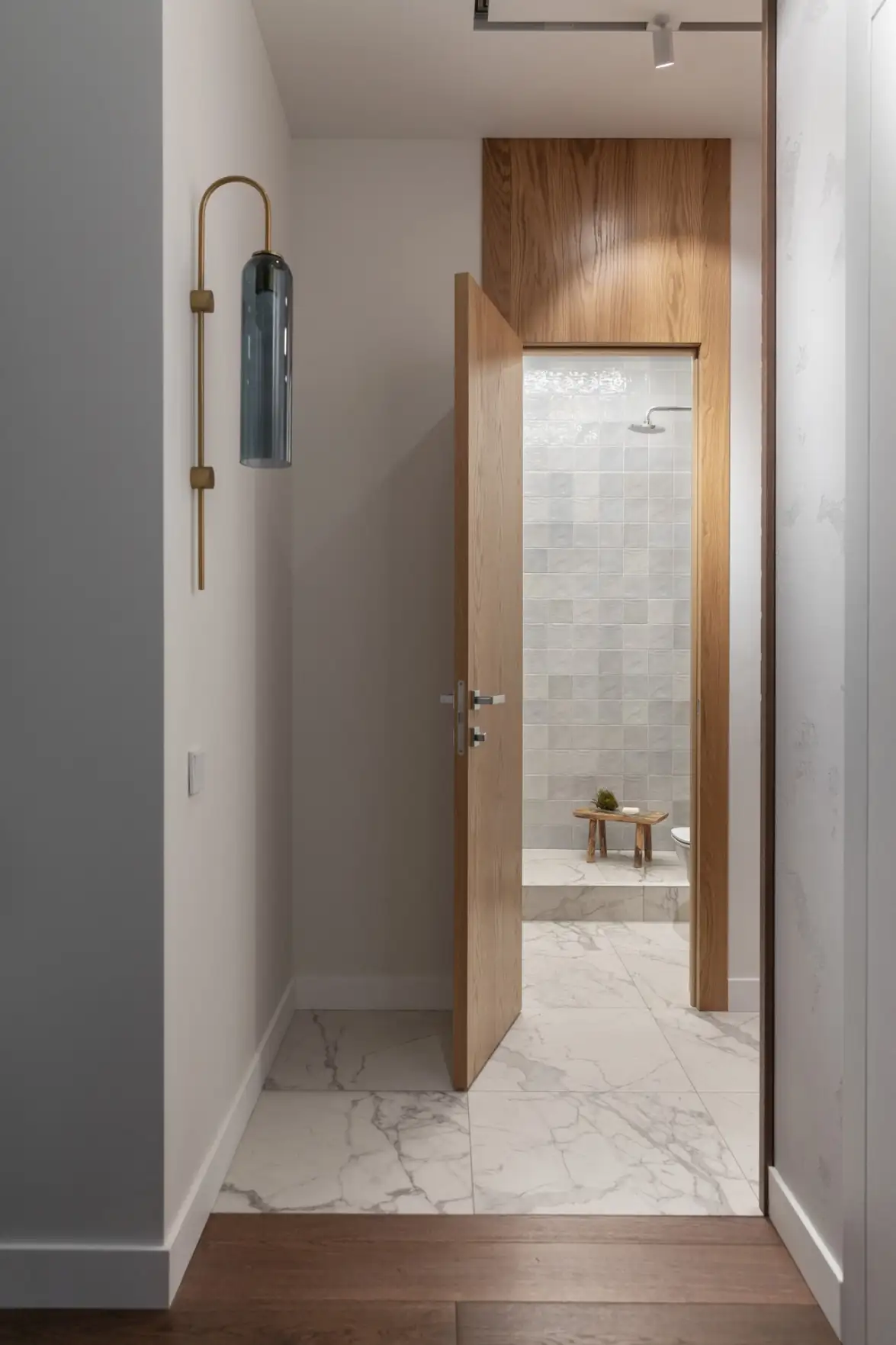 Világos árnyalatok és természetes textúrák egy vidéki ház enteriőrjében