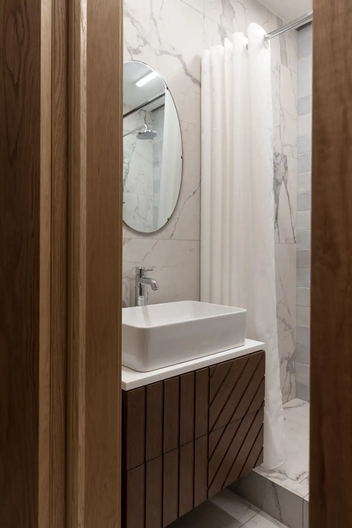 Világos árnyalatok és természetes textúrák egy vidéki ház enteriőrjében