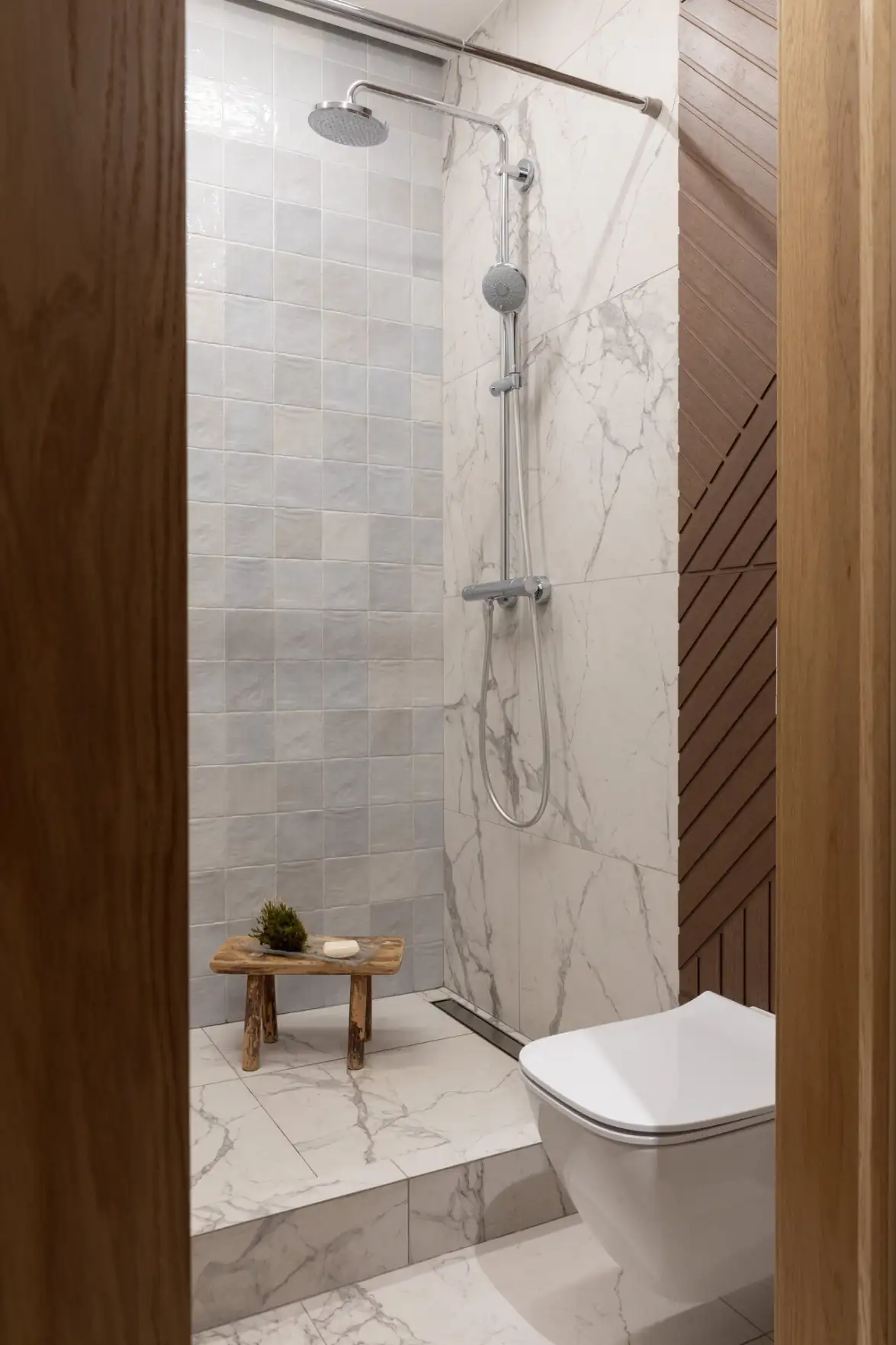 Világos árnyalatok és természetes textúrák egy vidéki ház enteriőrjében