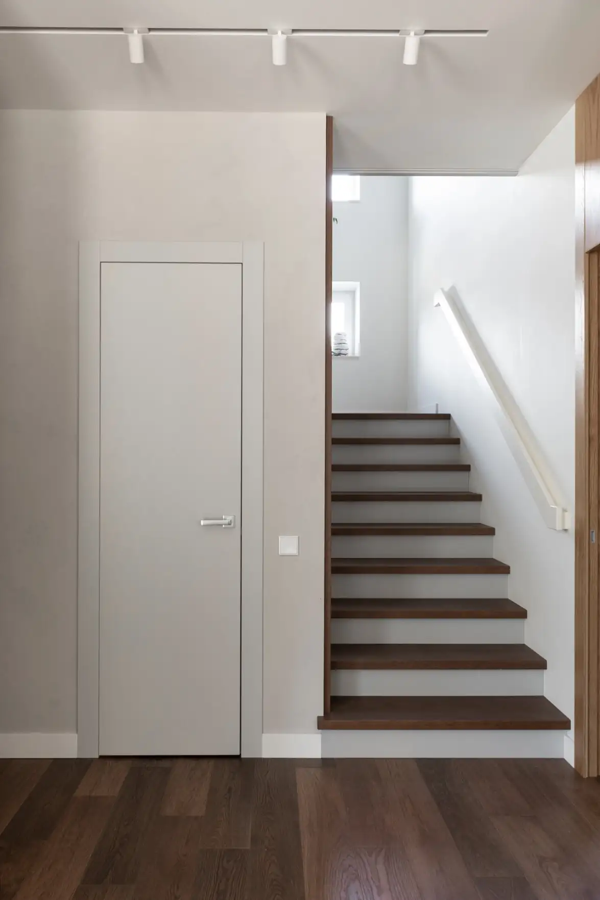 Világos árnyalatok és természetes textúrák egy vidéki ház enteriőrjében