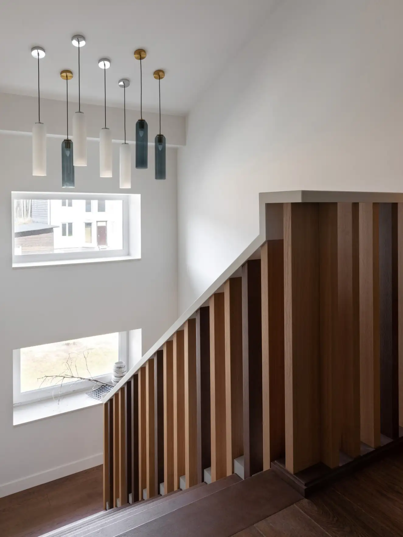 Világos árnyalatok és természetes textúrák egy vidéki ház enteriőrjében