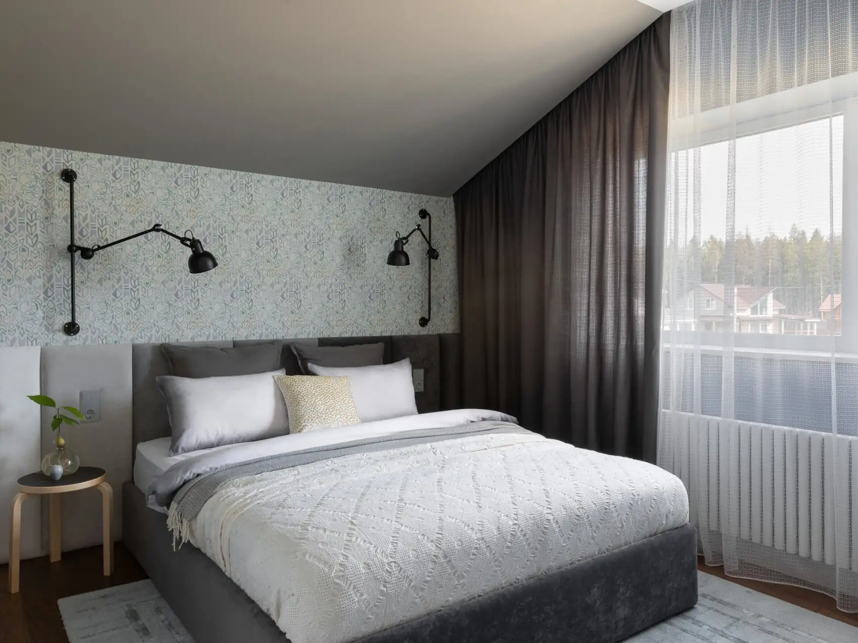 Világos árnyalatok és természetes textúrák egy vidéki ház enteriőrjében