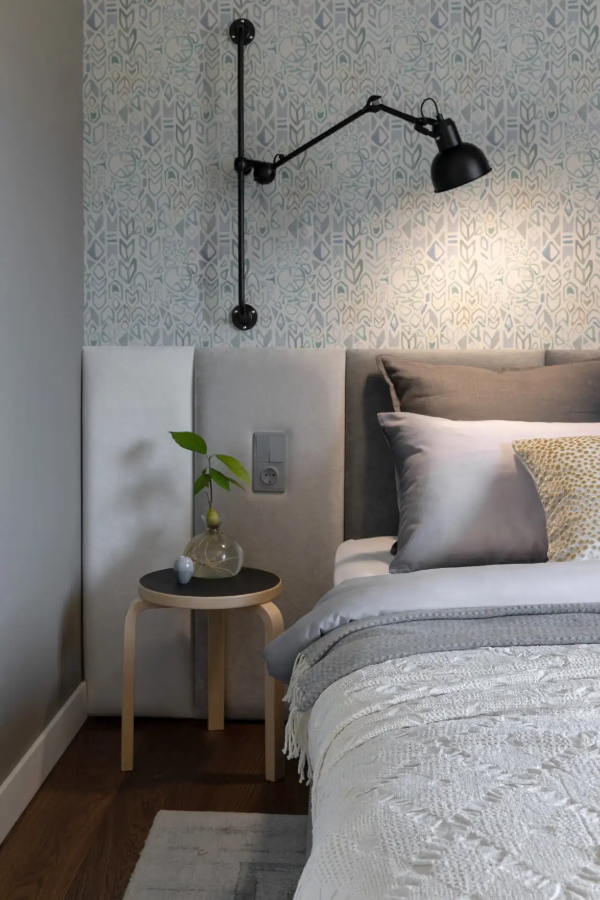 Világos árnyalatok és természetes textúrák egy vidéki ház enteriőrjében