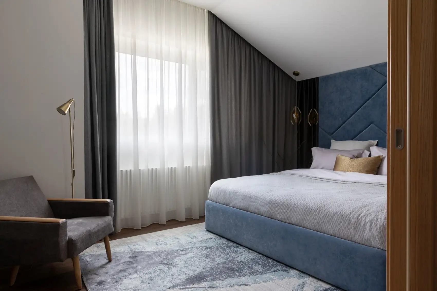 Világos árnyalatok és természetes textúrák egy vidéki ház enteriőrjében