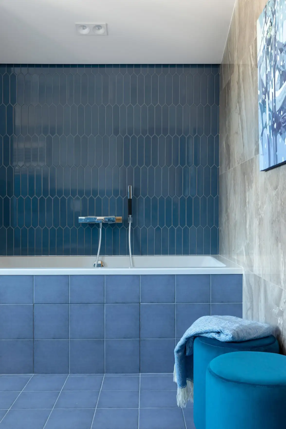 Világos árnyalatok és természetes textúrák egy vidéki ház enteriőrjében