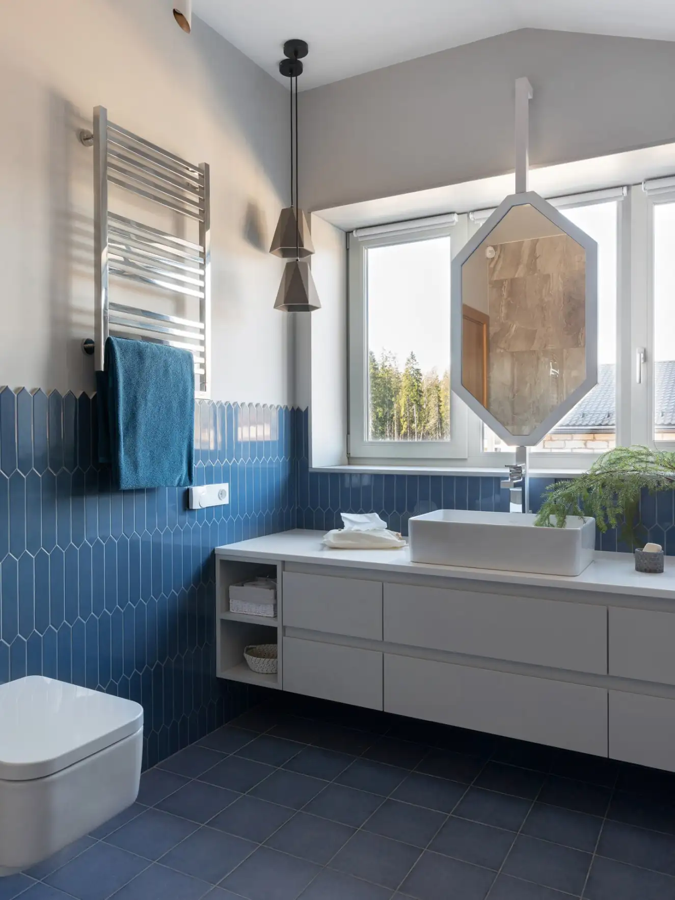 Világos árnyalatok és természetes textúrák egy vidéki ház enteriőrjében