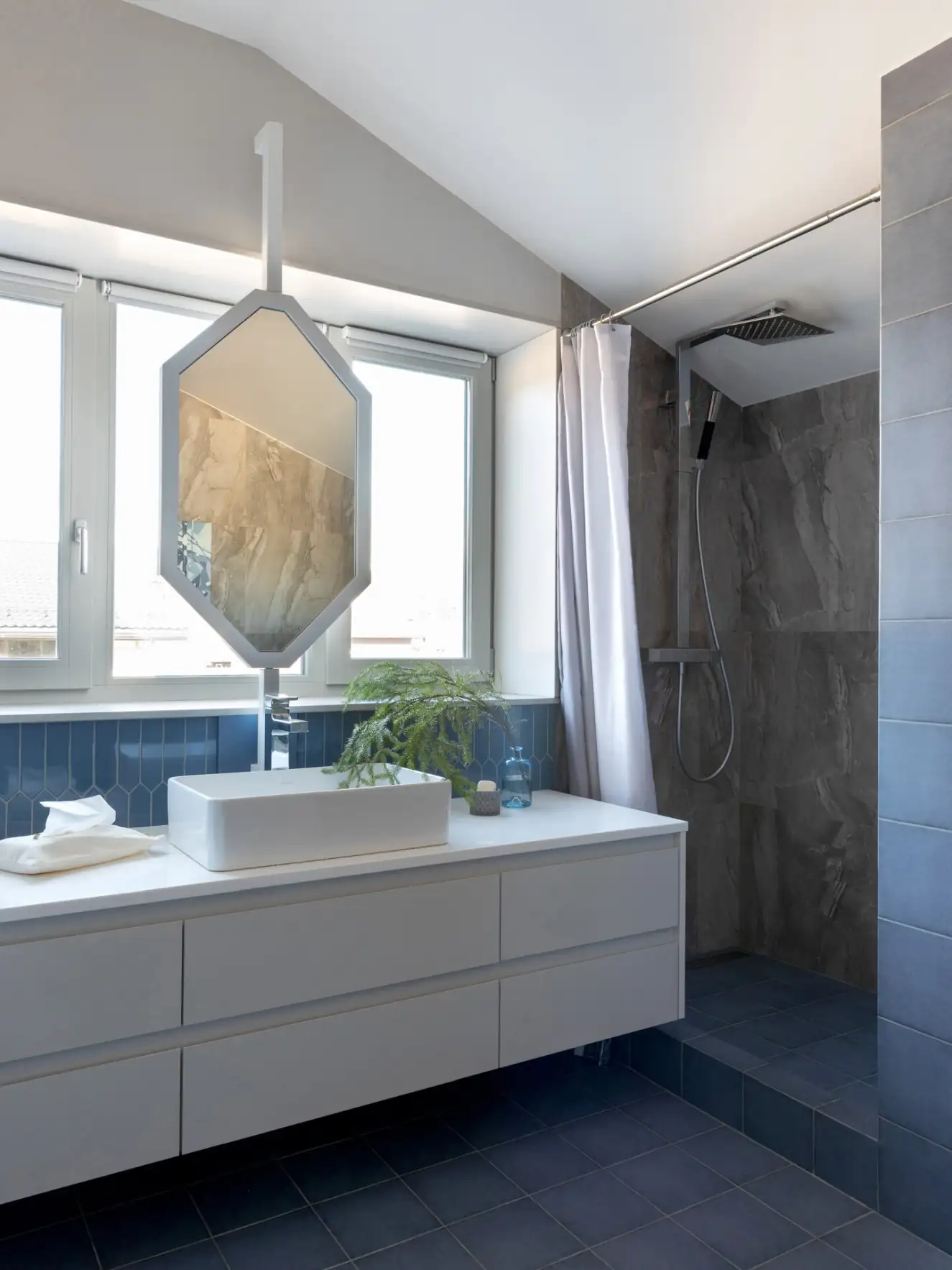 Világos árnyalatok és természetes textúrák egy vidéki ház enteriőrjében