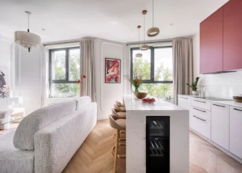 Modern, nem túl drága, ugyanakkor látványos és időtálló berendezés 45 m2-en