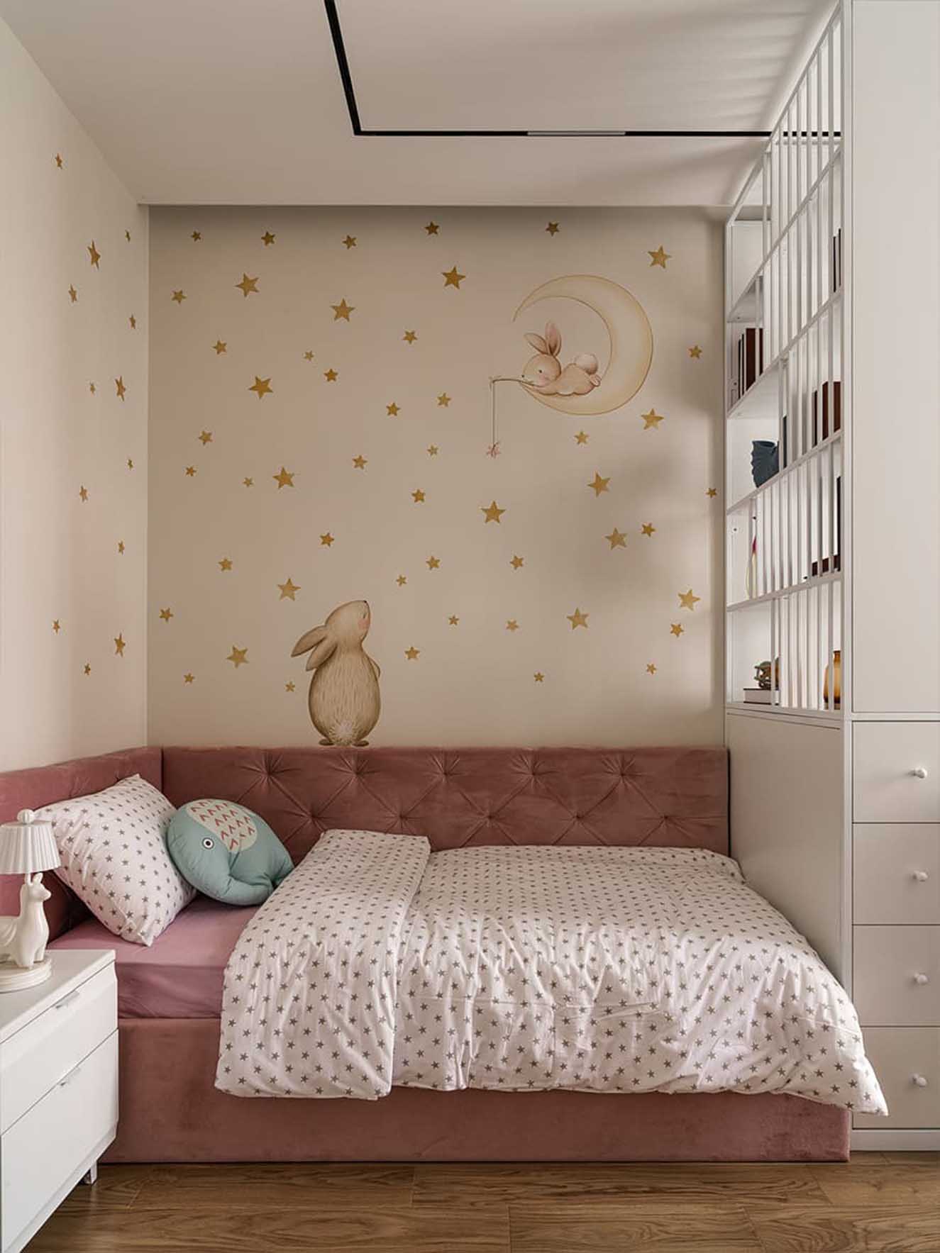 Látványos greslapok és színes gyerekszoba 68 m2-en