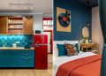 Filmes díszleteket idéző kislakás berendezés, színes retró hangulat 36 m2-en