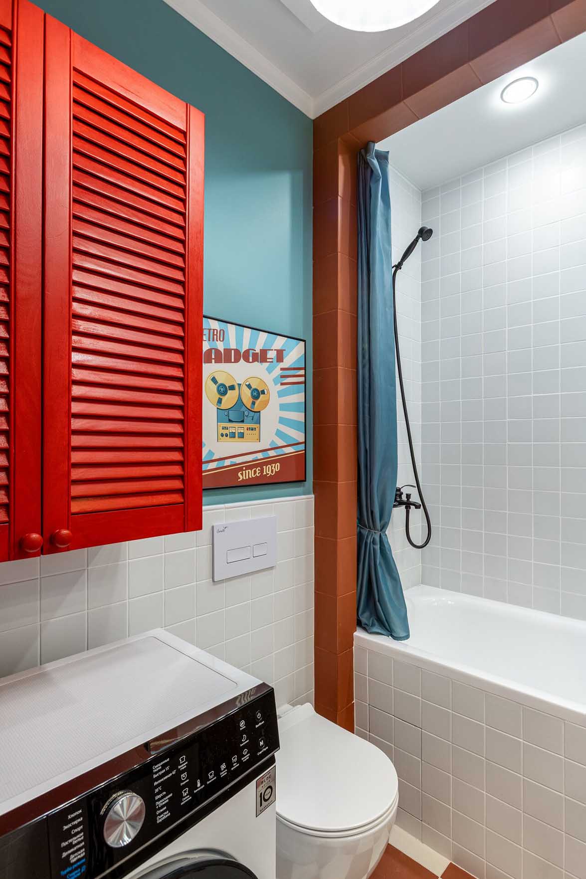 Filmes díszleteket idéző kislakás berendezés, színes retró hangulat 36 m2-en