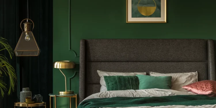 Kell-e félni a sötét falak használatától kis szobákban? Miért lehet kifejezetten előnyös?