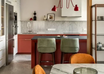 A sztereotípiákon túl: ilyen egy színes, otthonos férfi lakás