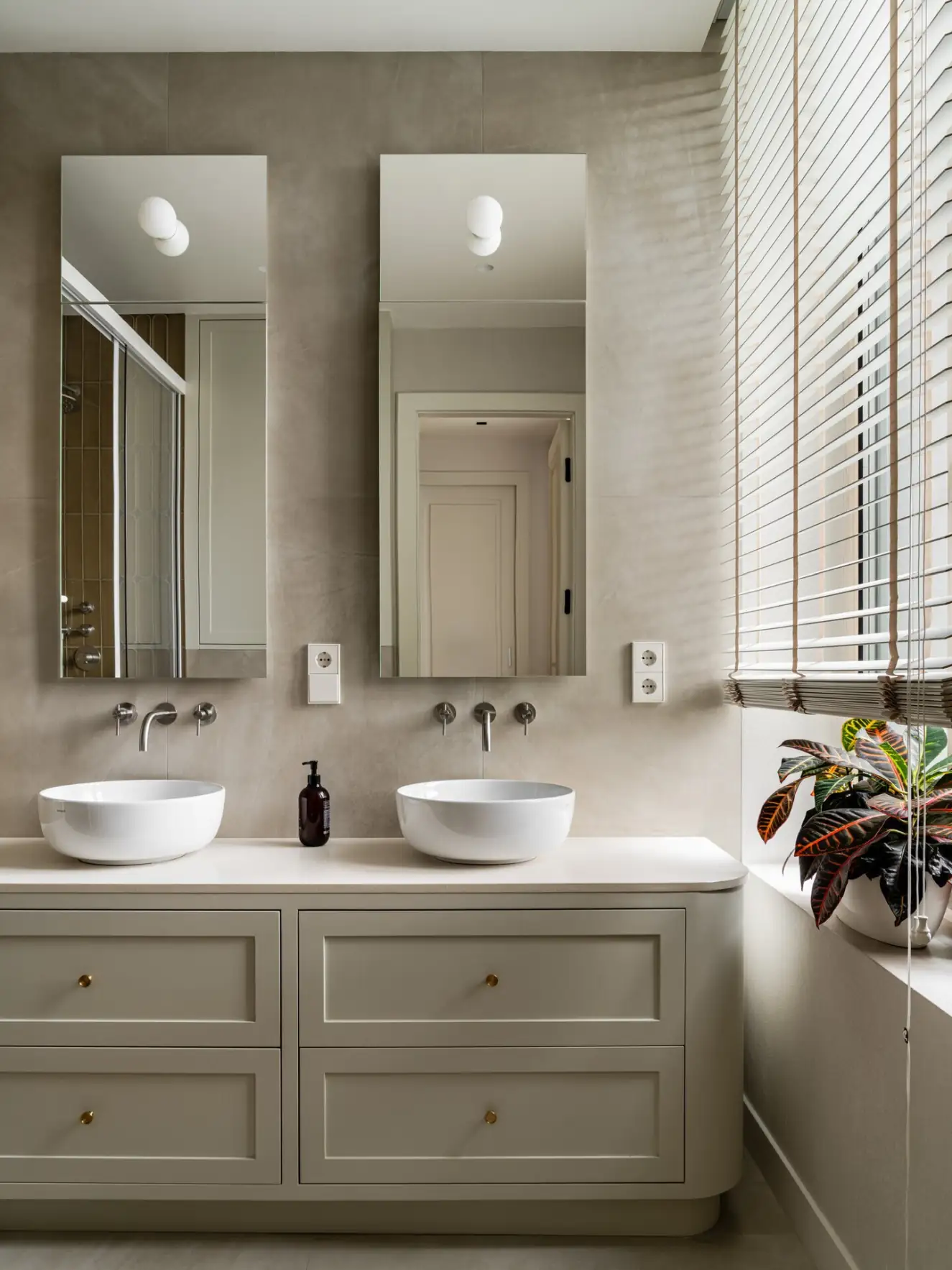 A sztereotípiákon túl: ilyen egy színes, otthonos férfi lakás