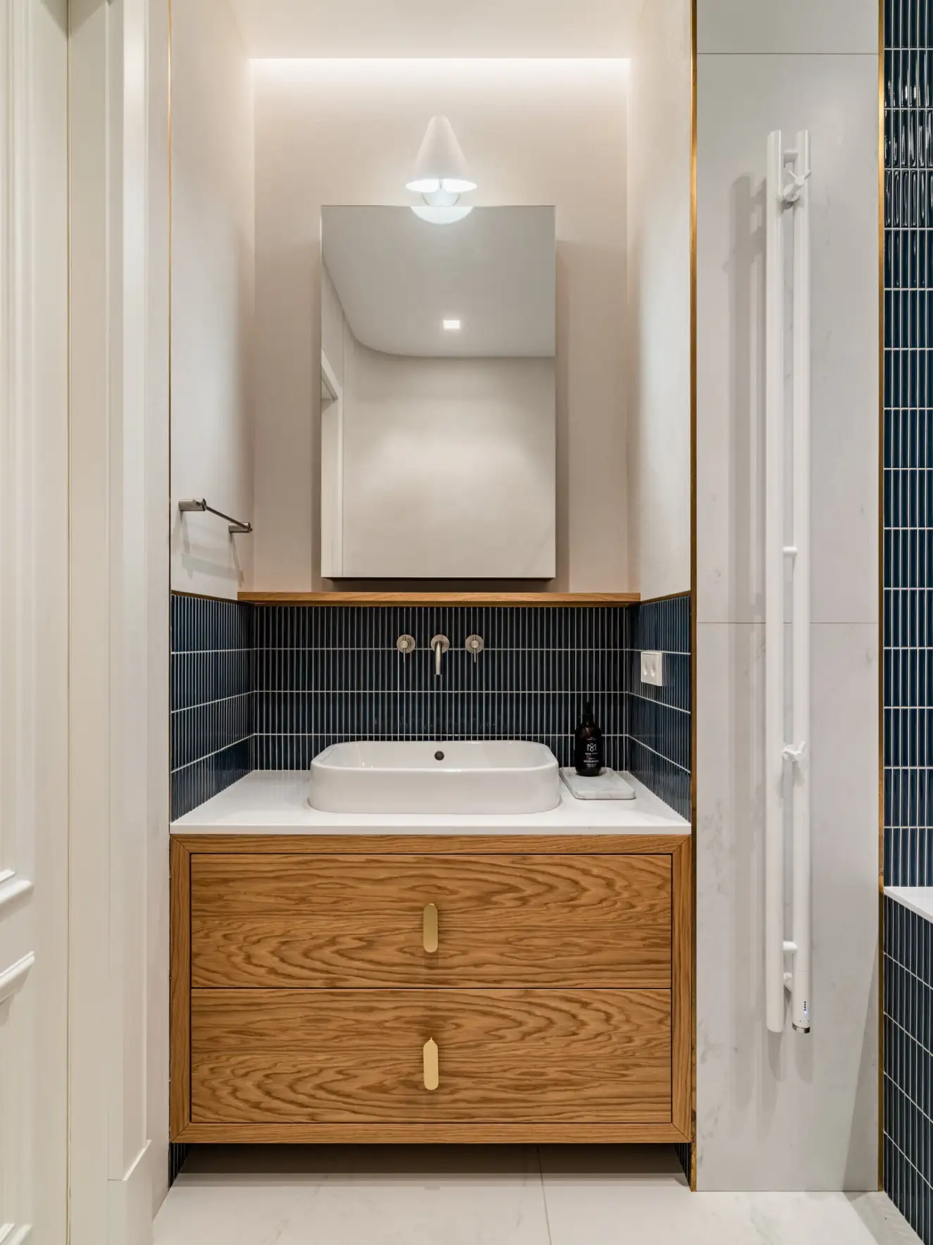 A sztereotípiákon túl: ilyen egy színes, otthonos férfi lakás