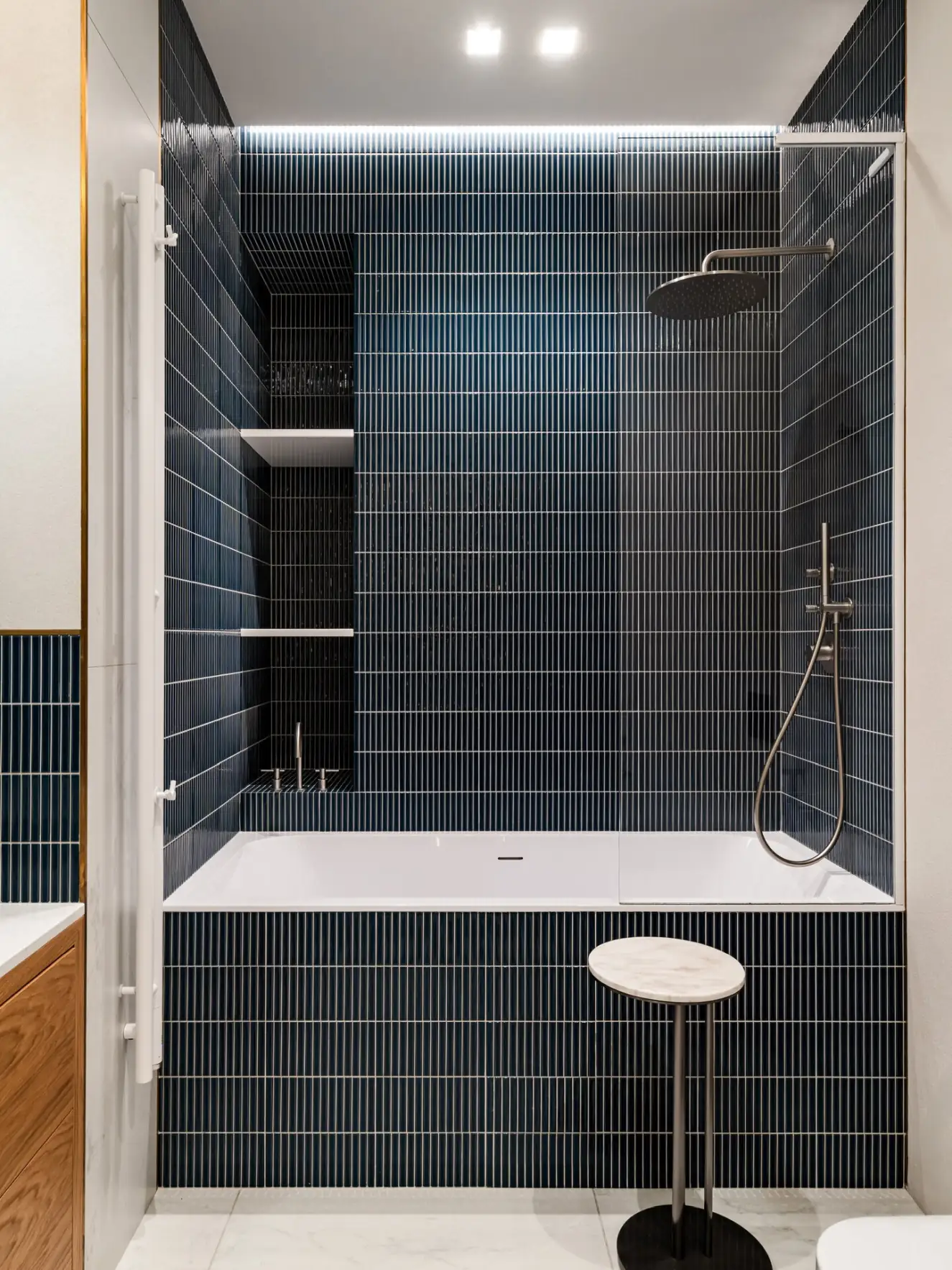 A sztereotípiákon túl: ilyen egy színes, otthonos férfi lakás