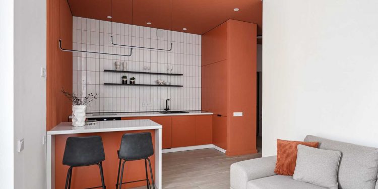 Vagány narancs konyha és minimalizmus 50 m2-en