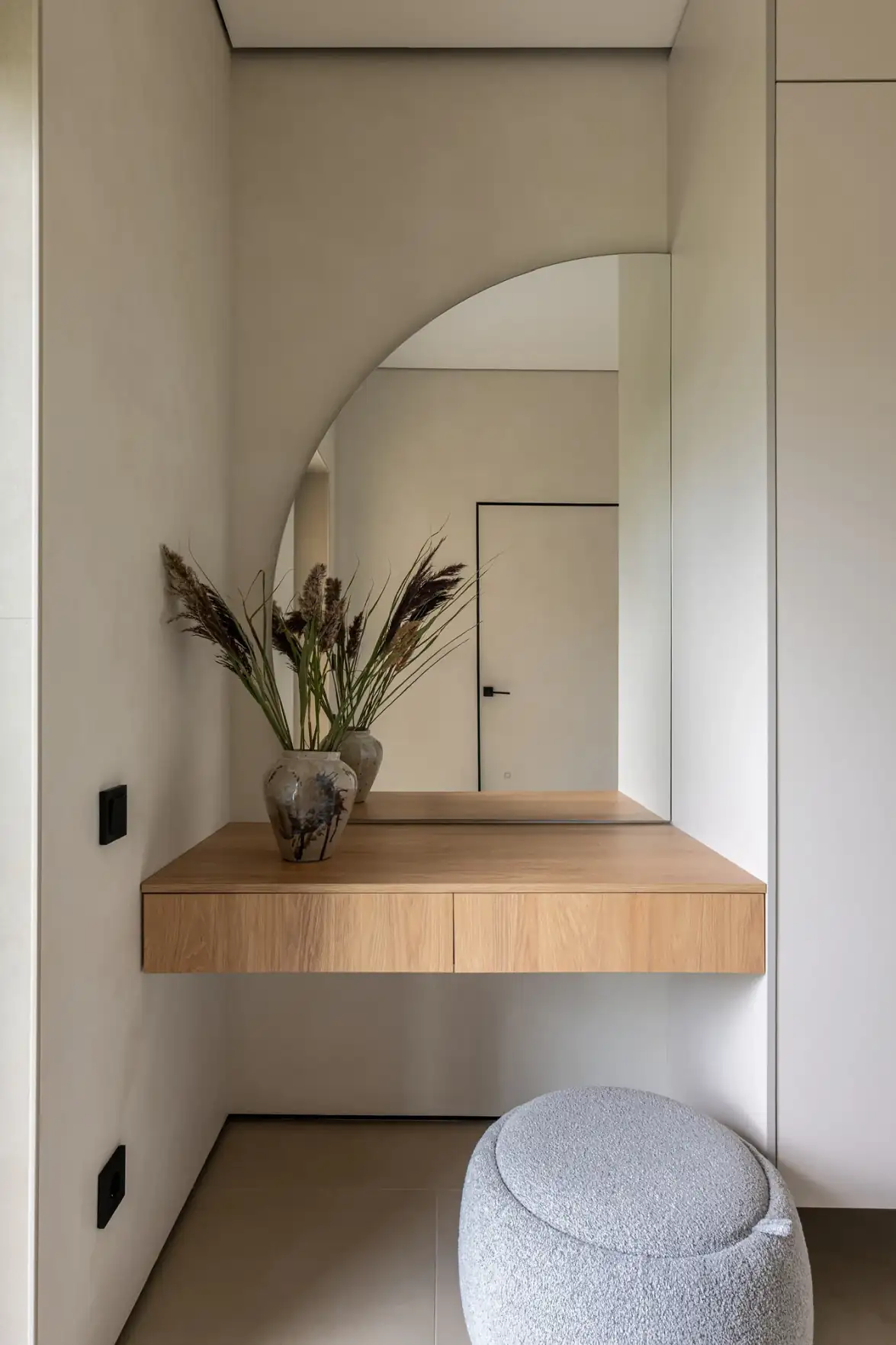 Modern skandináv minimalizmus finom japán esztétikai elemekkel ötvözve