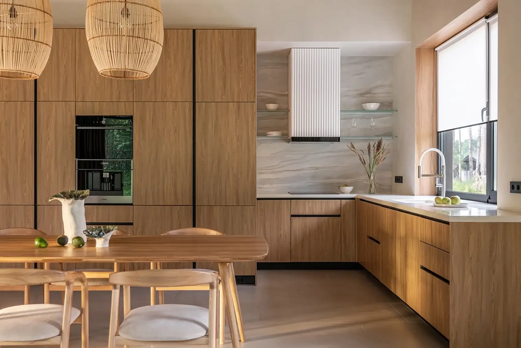 Modern skandináv minimalizmus finom japán esztétikai elemekkel ötvözve