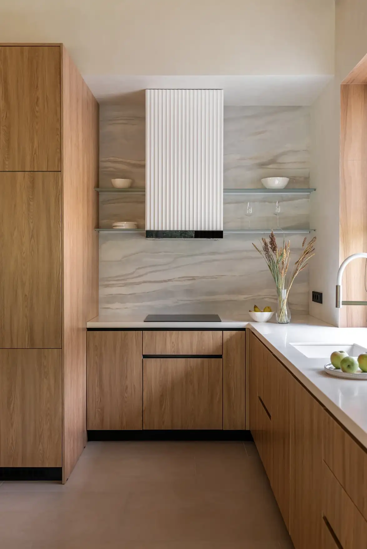 Modern skandináv minimalizmus finom japán esztétikai elemekkel ötvözve