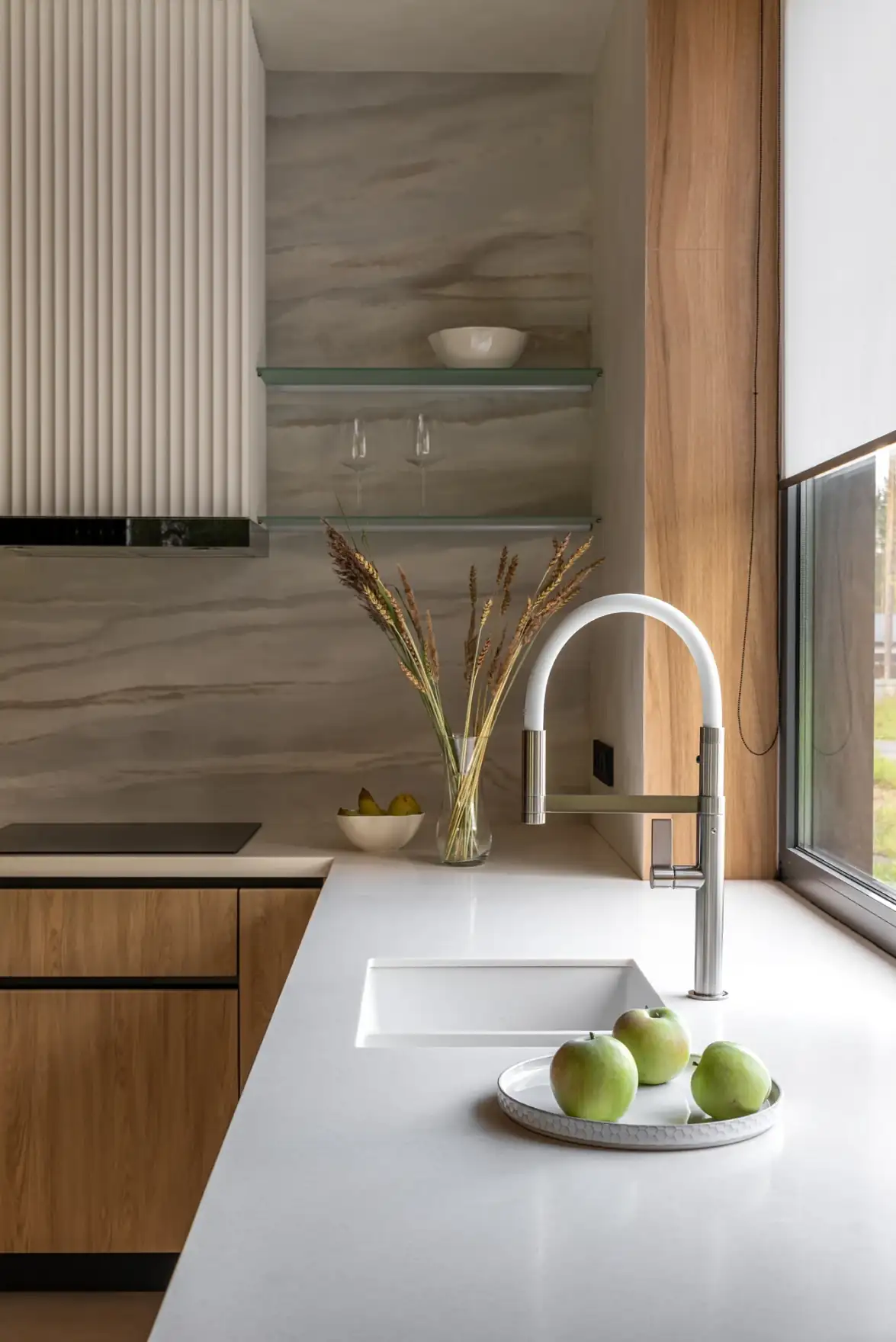 Modern skandináv minimalizmus finom japán esztétikai elemekkel ötvözve