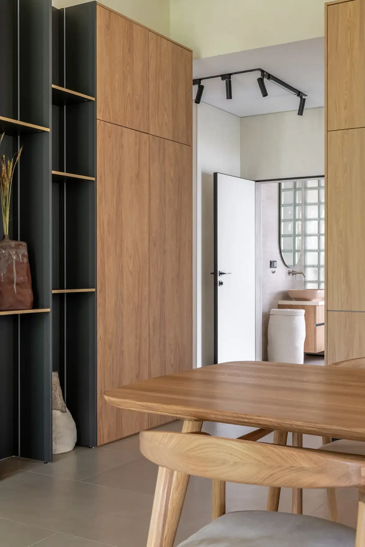 Modern skandináv minimalizmus finom japán esztétikai elemekkel ötvözve