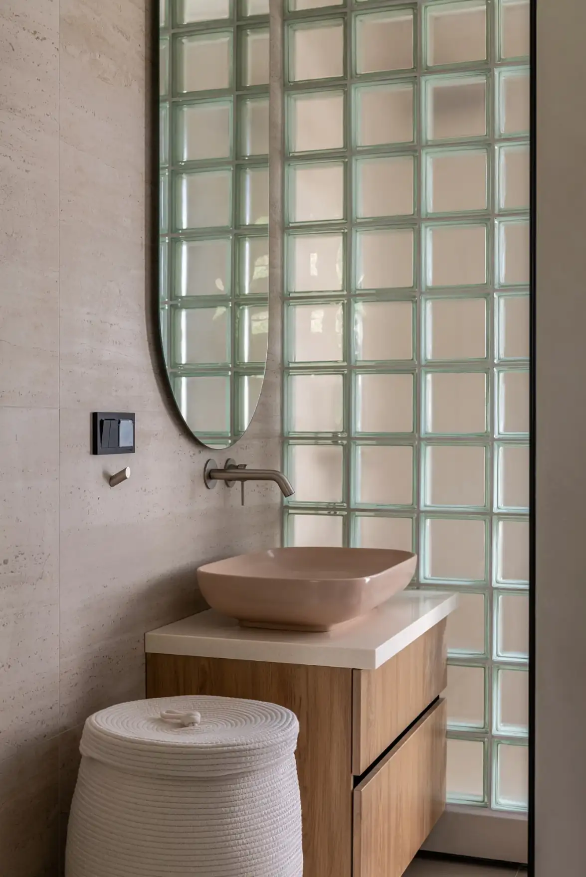 Modern skandináv minimalizmus finom japán esztétikai elemekkel ötvözve