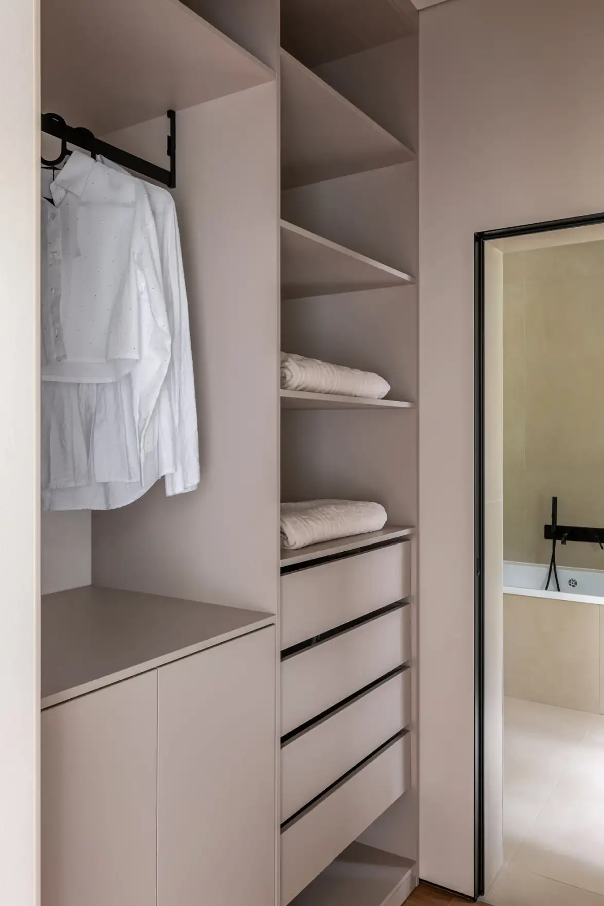 Modern skandináv minimalizmus finom japán esztétikai elemekkel ötvözve