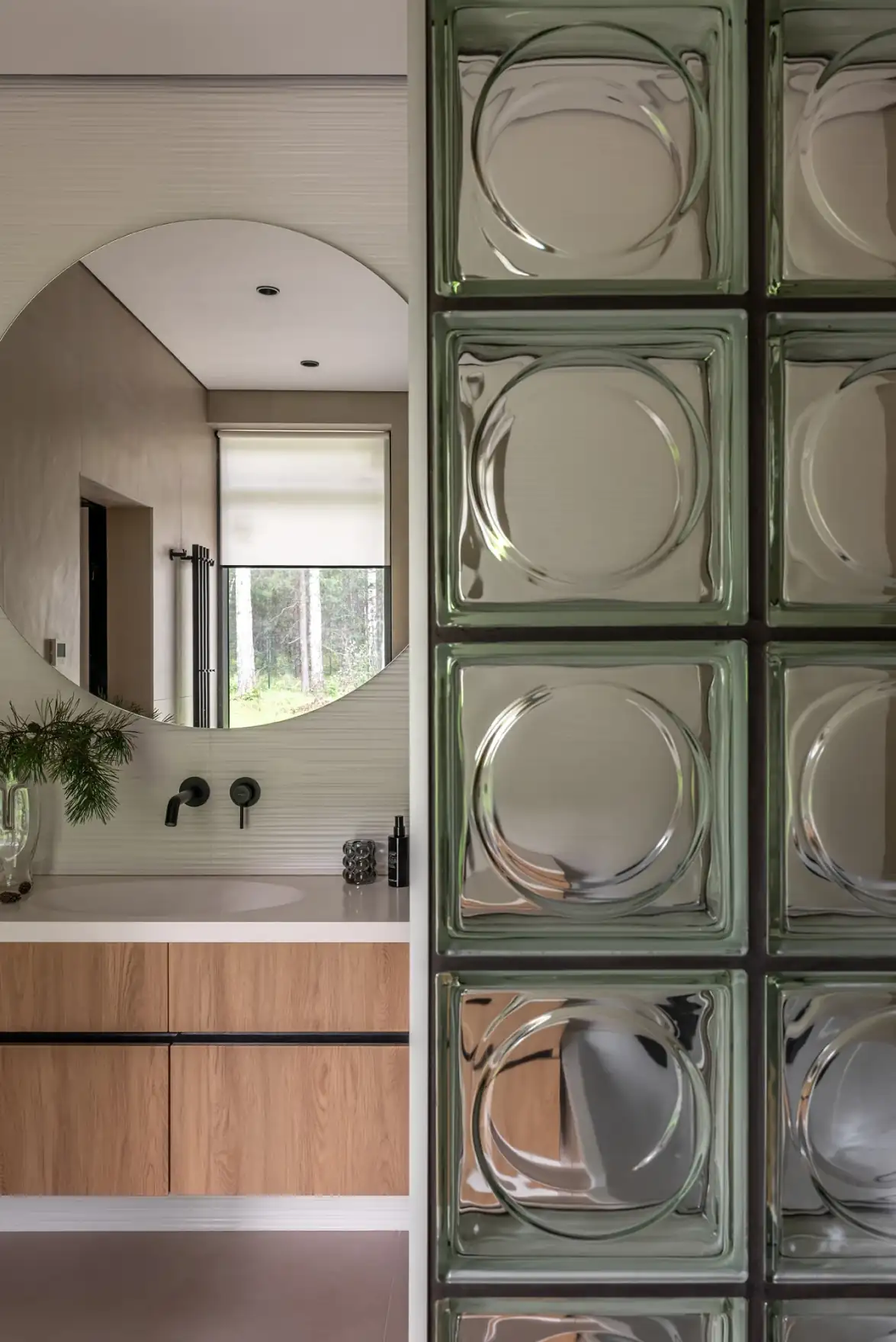 Modern skandináv minimalizmus finom japán esztétikai elemekkel ötvözve