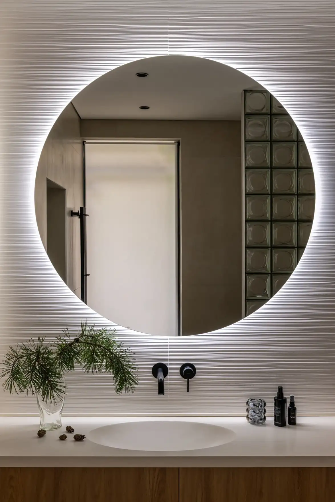 Modern skandináv minimalizmus finom japán esztétikai elemekkel ötvözve