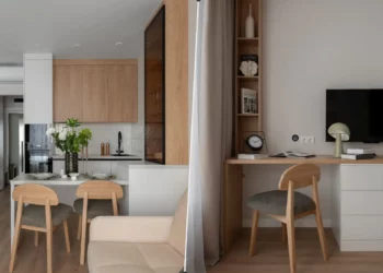 Fehér, bézs és fa: ötletek egyszobás lakásból