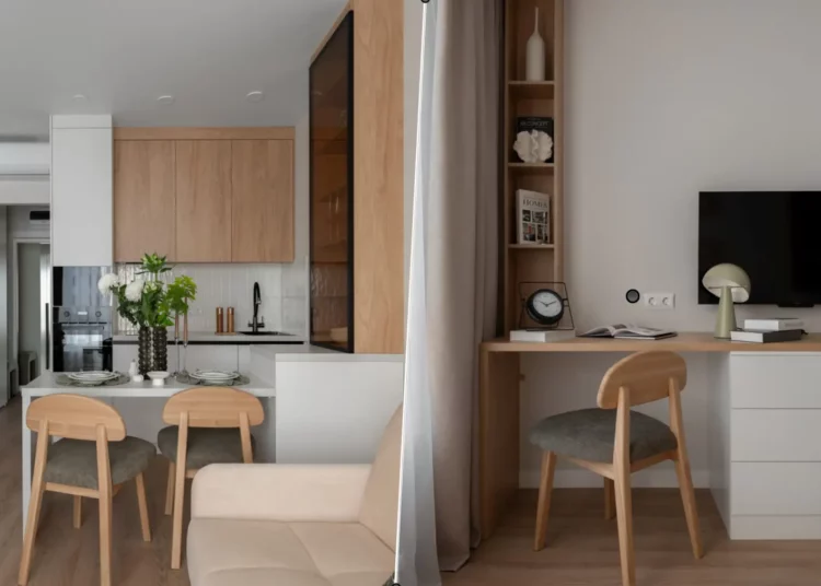 Fehér, bézs és fa: ötletek egyszobás lakásból