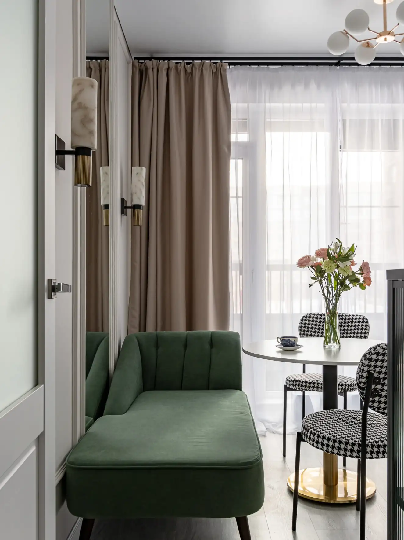 Finoman elegáns otthon egyedül élő hölgynek