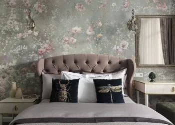 Otthonos enteriőr növényi és virágmotívumokkal, természetes anyagokkal