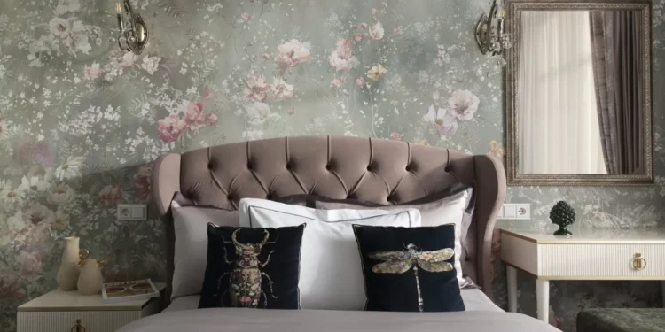 Otthonos enteriőr növényi és virágmotívumokkal, természetes anyagokkal