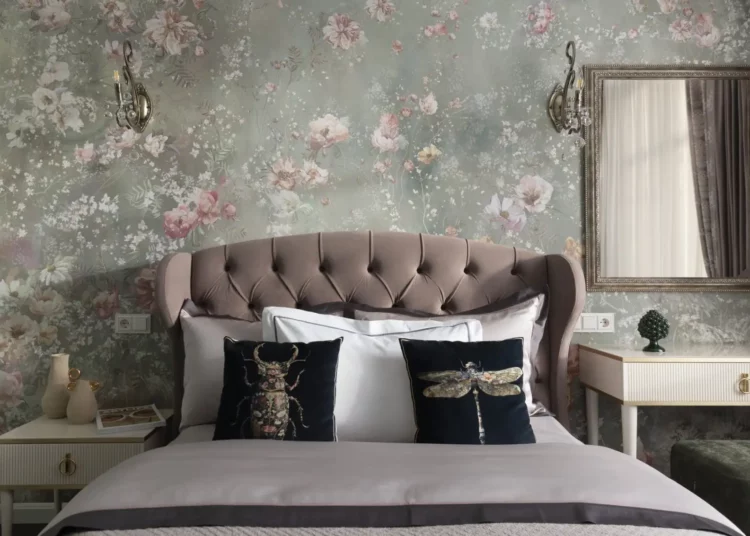 Otthonos enteriőr növényi és virágmotívumokkal, természetes anyagokkal