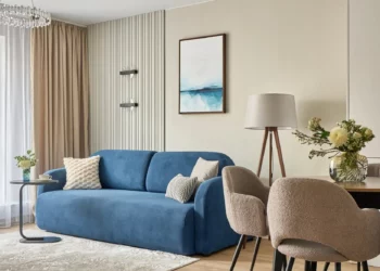 Kislakás tágasra hangolva, szürkésbézs alap kék részletek