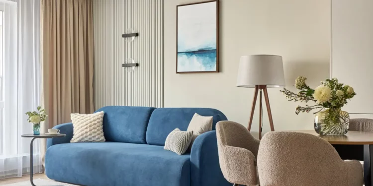 Kislakás tágasra hangolva, szürkésbézs alap kék részletek