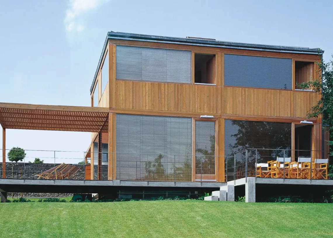 Modern fa ház zöld környezetben.