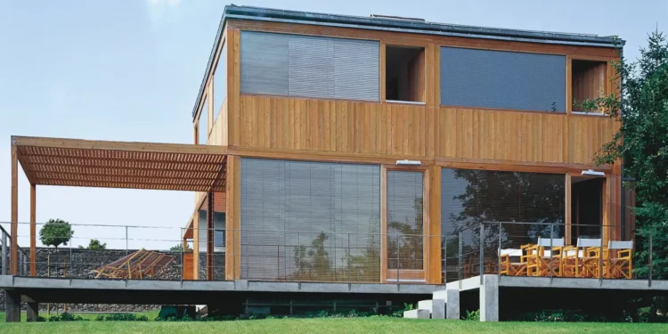 Modern fa ház zöld környezetben.