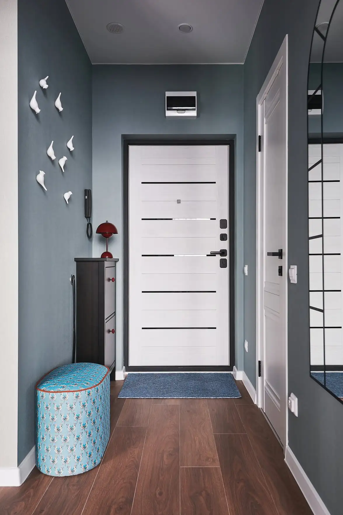 Nyugodt színpaletta, játékos formák a bútorokban és a dekorációban