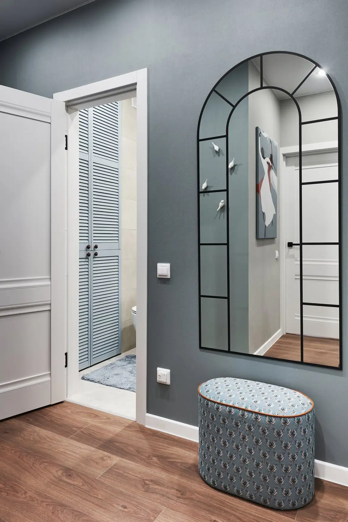 Nyugodt színpaletta, játékos formák a bútorokban és a dekorációban