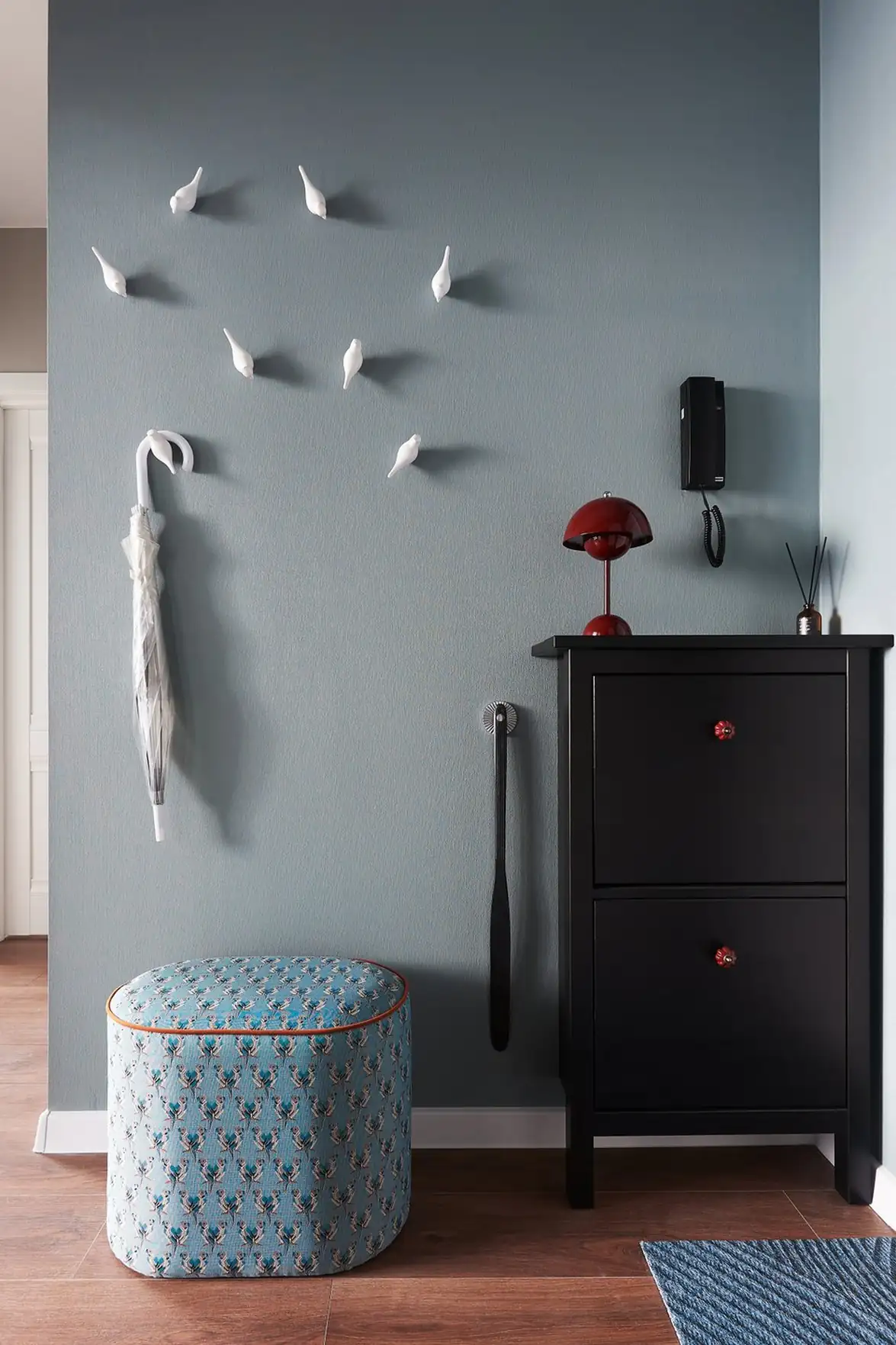 Nyugodt színpaletta, játékos formák a bútorokban és a dekorációban