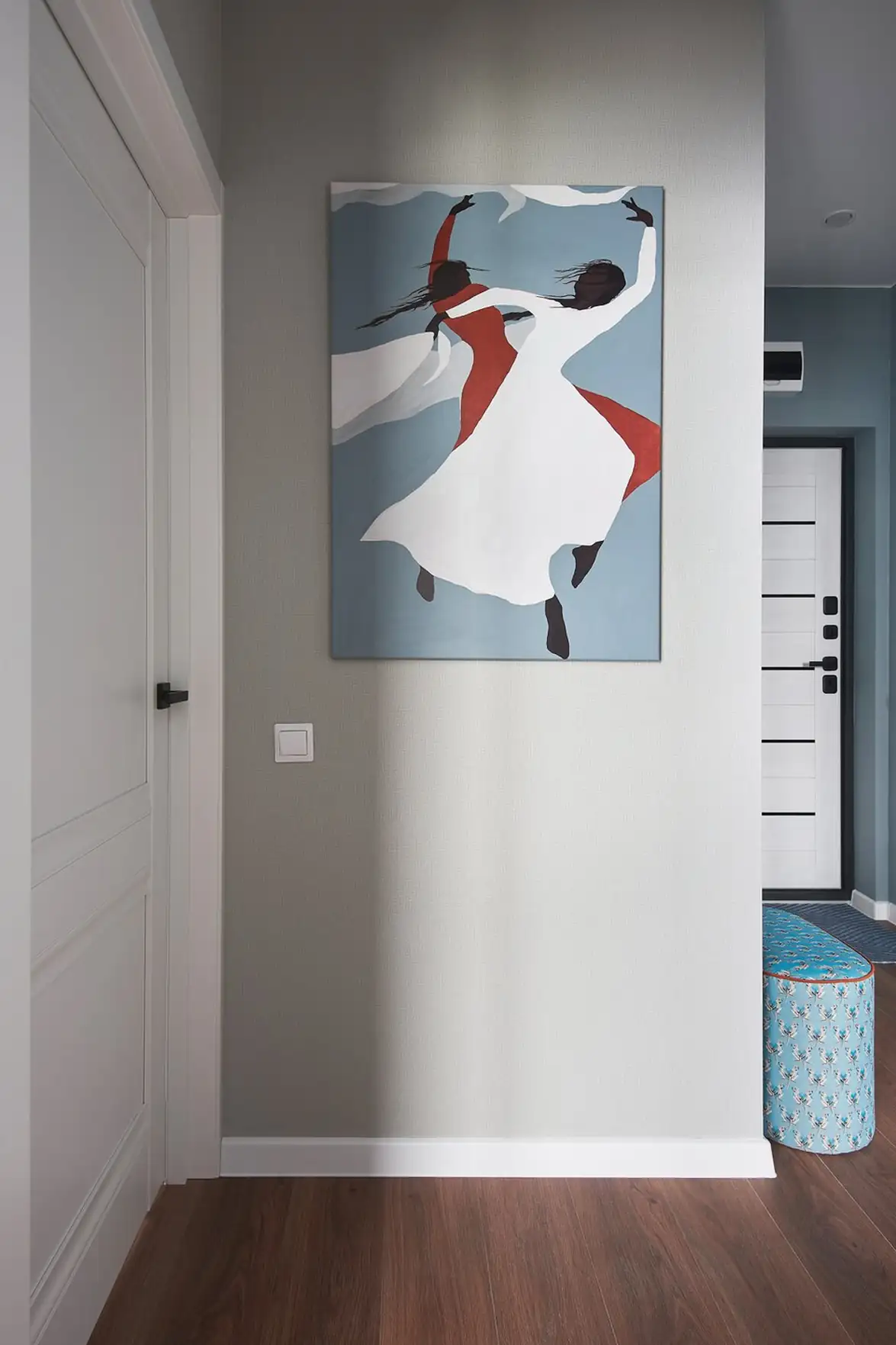 Nyugodt színpaletta, játékos formák a bútorokban és a dekorációban